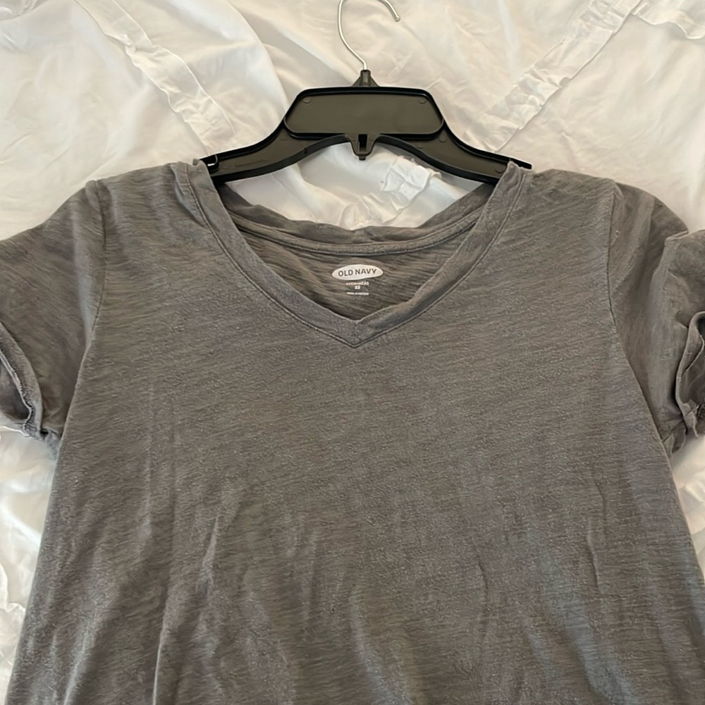 grey tee shirt from old navy